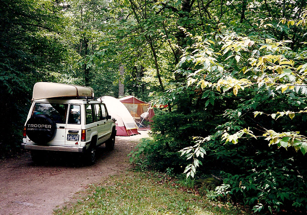 A story retold, living in a tent / Una historia recontada, viviendo en una tienda de campaña