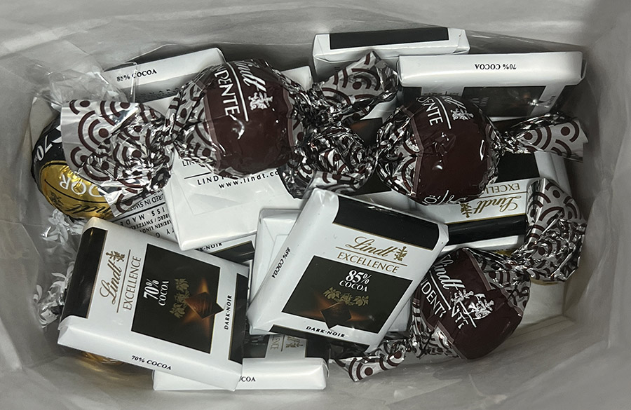 Tis the season for crystals and sequins / Es la temporada de cristales y lentejuelas