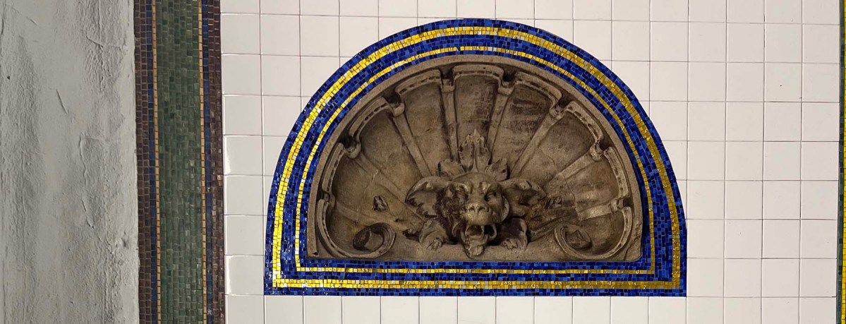 Cherub and cheroot / Querubín y puro