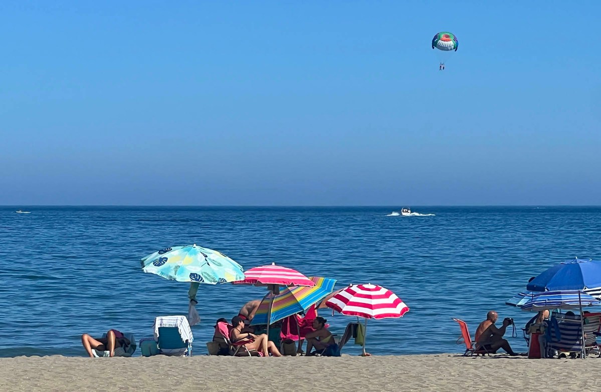 It’s hot and it’s monotonous / Hace calor y es monótono