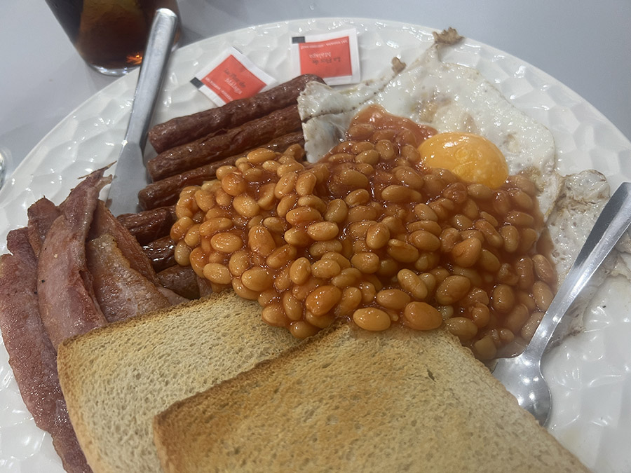 Again, Mary assumes / De nuevo, María asume