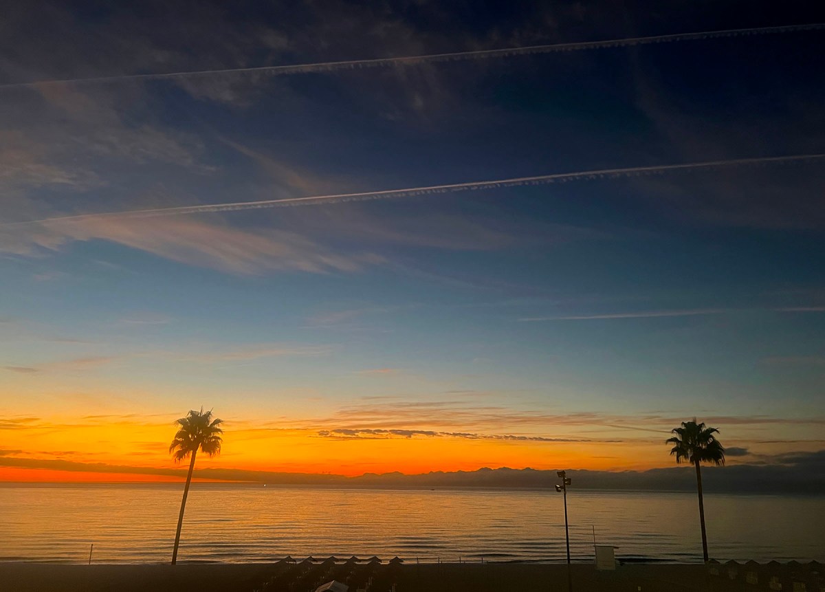 There’s something happening here / Algo está pasando aquí