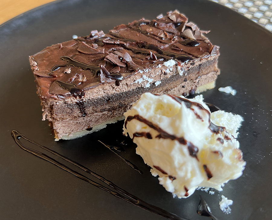 Gold chair, red tape / Sillon dorado, burocracia roja