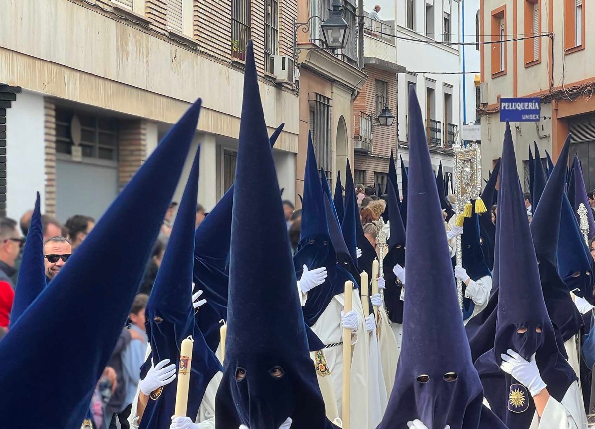 Robes, capes, and capirotes / Túnicas, capas, y capirotes