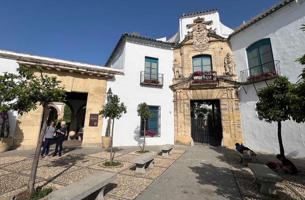 Five centuries, 12 patios / Cinco siglos, 12 patios