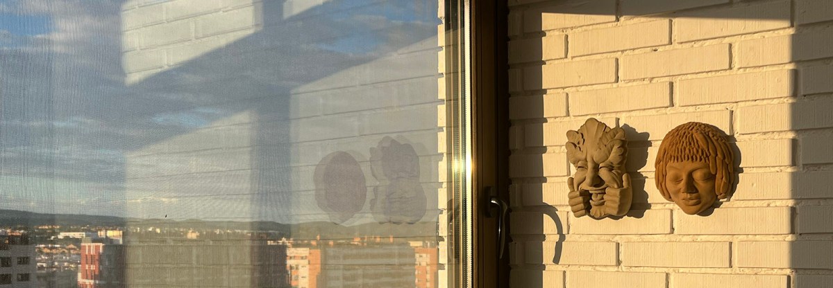 Shadows, sneezes, saws  / Sombras, estornudos, sierra mecánica