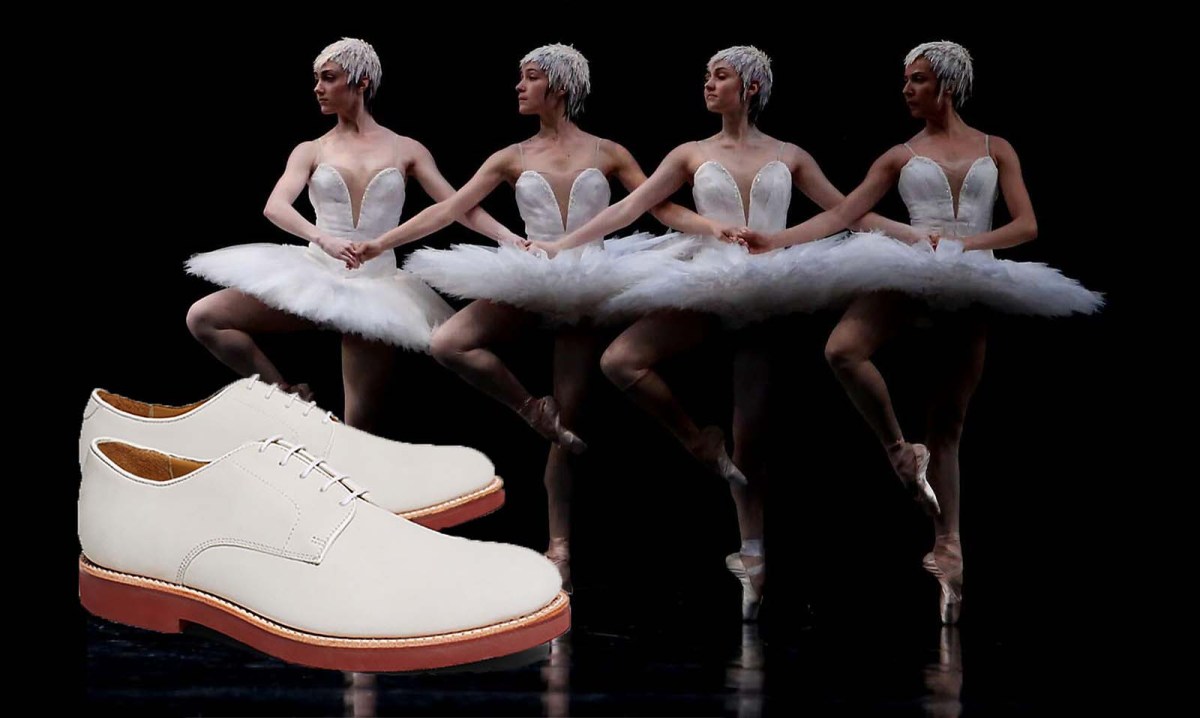 White bucks at Swan Lake / Zapatos de cuero blanco