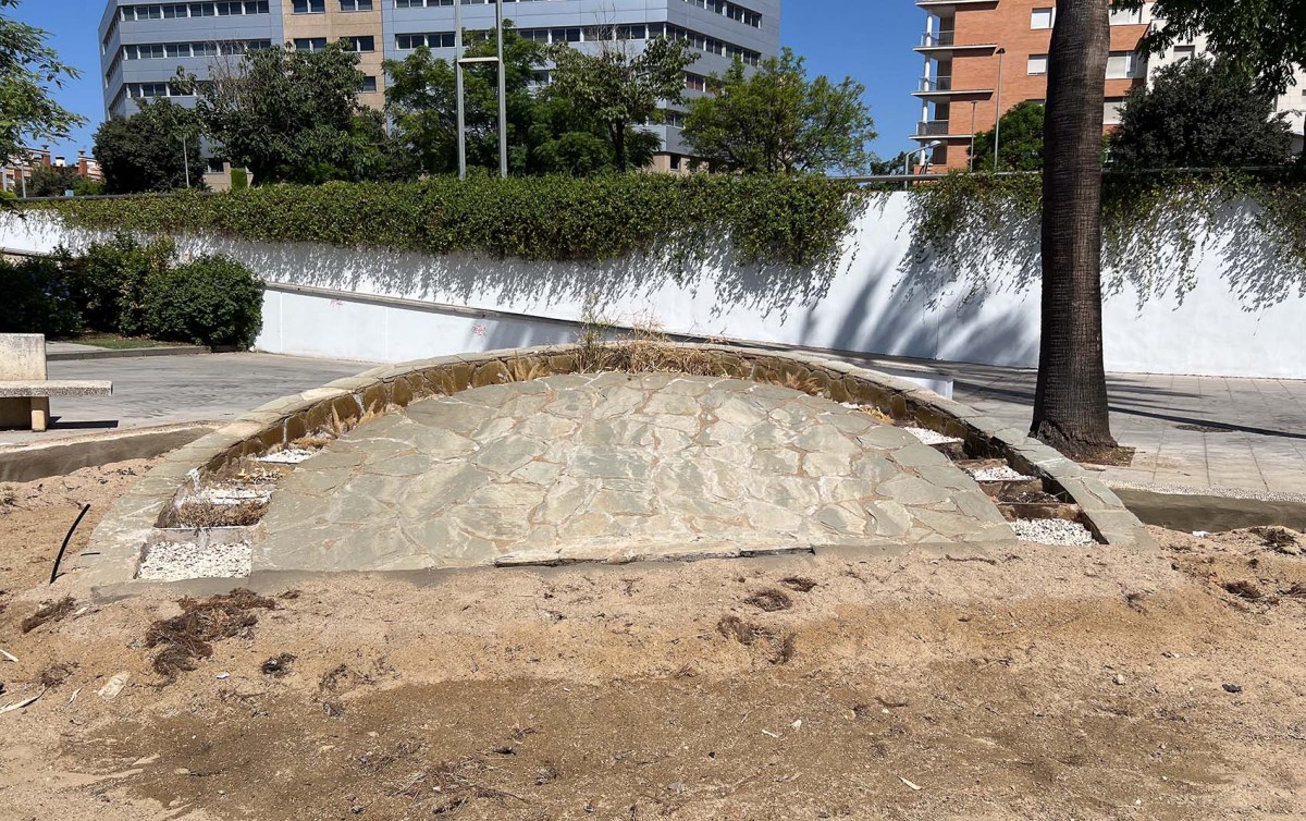 Blooms, pods, ponds, and dirt / Estanques, flores, vainas, y tierra