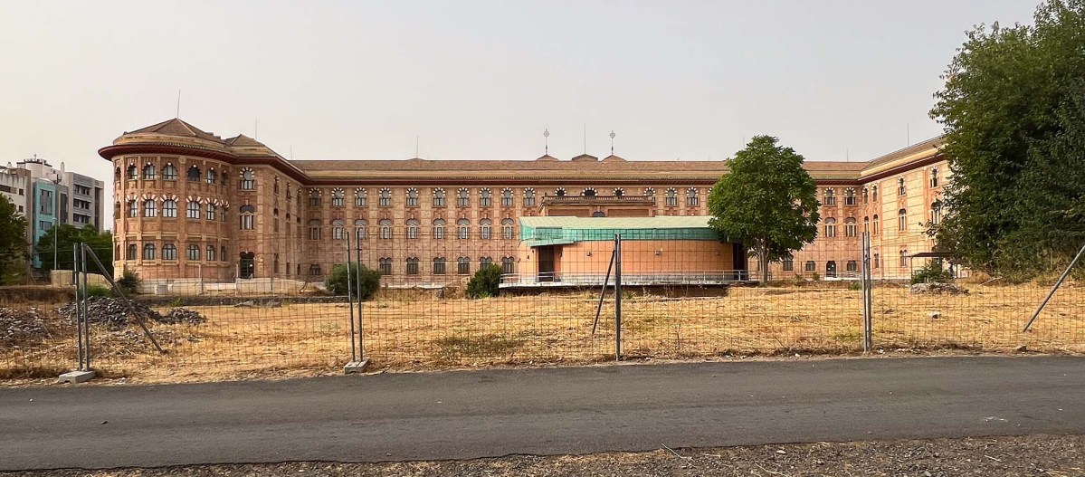 Convent, hospice, barracks / Convento, hospicio, cuartel