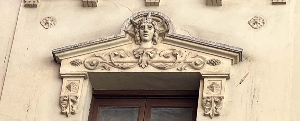 Spitting nails / Escupir clavos