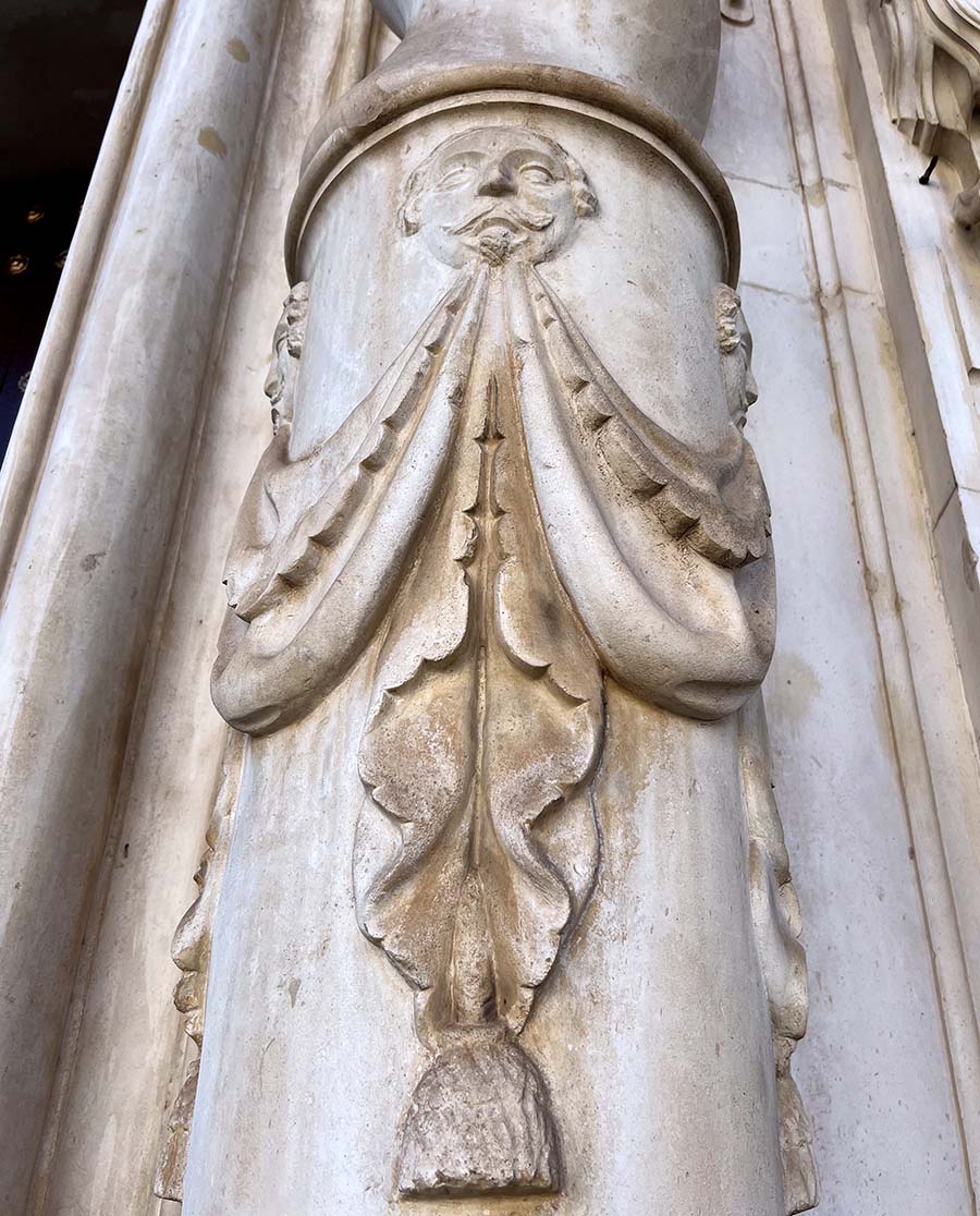 A shot in the dark, sidesaddle, carded, bordello / Un disparo en la oscuridad, silla de amazona, cardado, burdel