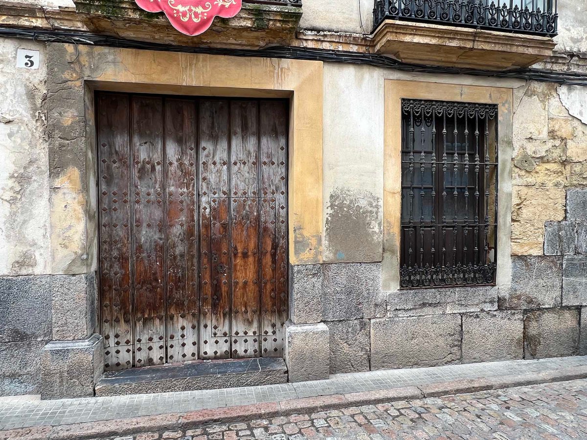 Going door to door / Yendo de puerta a puerta