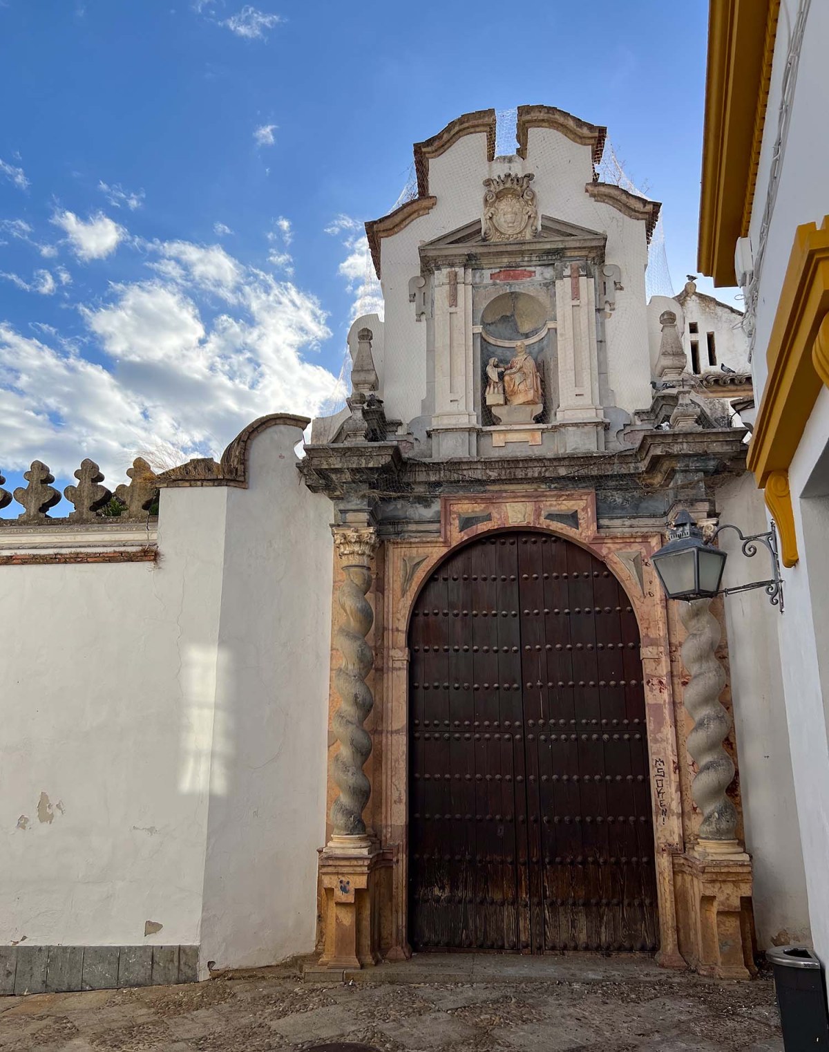 Backdoor, flora, shut up / Puerta trasera, flora, cállense