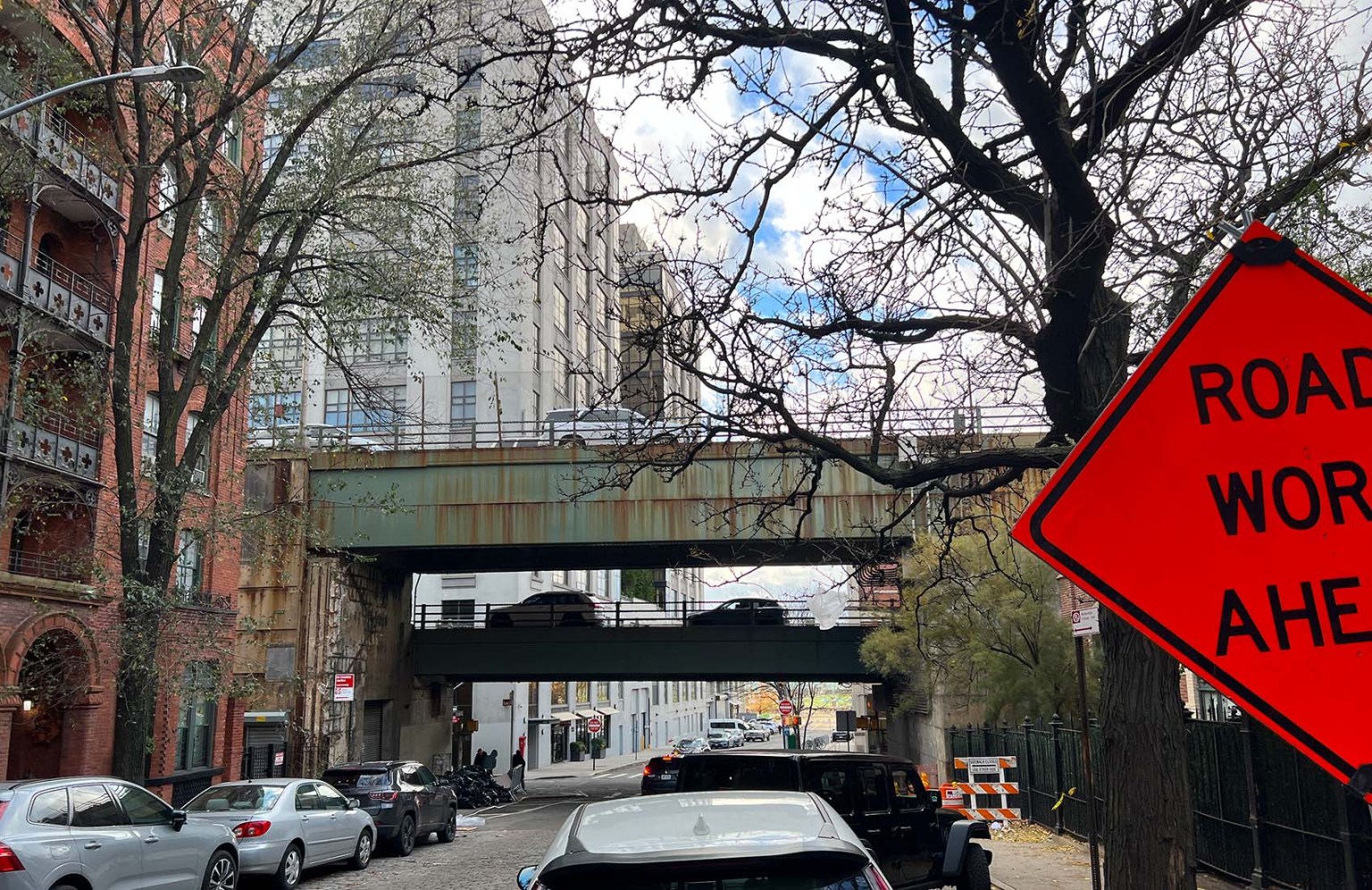 Down by the Riverside / Junto al edificio Riverside – Moving with Mitchell