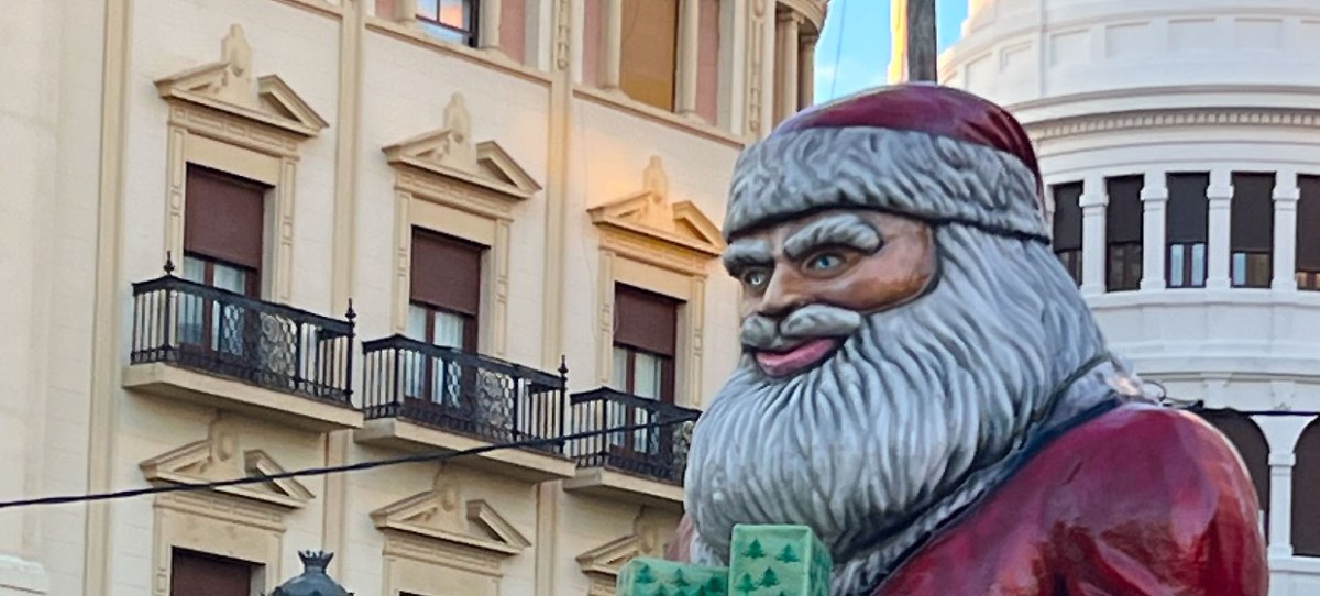 Creepy Santa and the handlebar mustache / Papá Noel espeluznante y el bigote de manillar