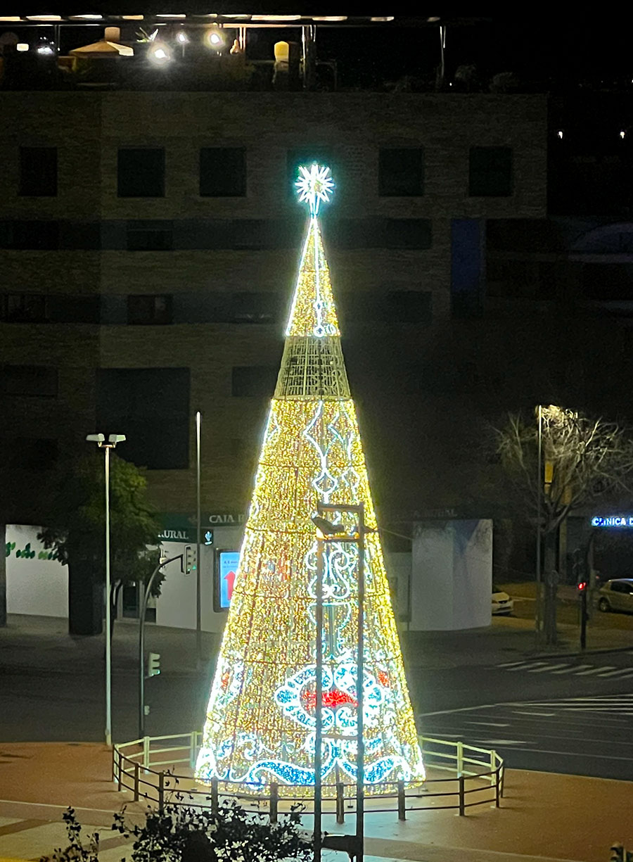 Dropping, peeping, plaid, plates / Dejando, mirando furtivamente, cuadros, platos