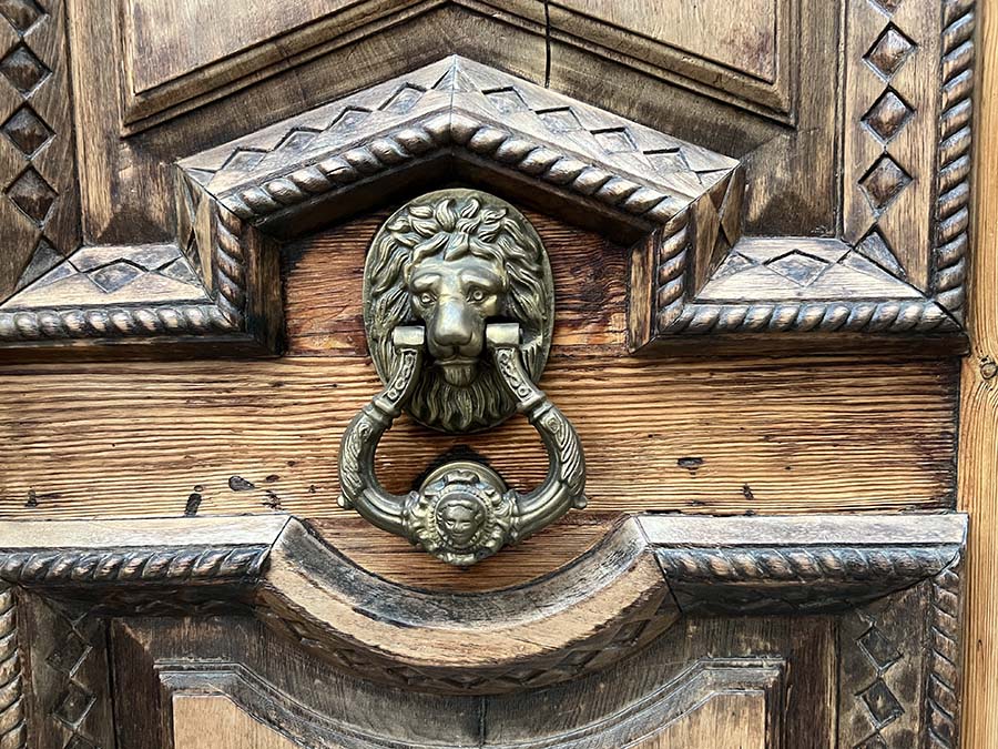 Knock, knock, knocking / Toca, toca, tocando