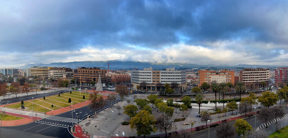 Old facade, thinning blood / Fachada vieja, sangre diluida