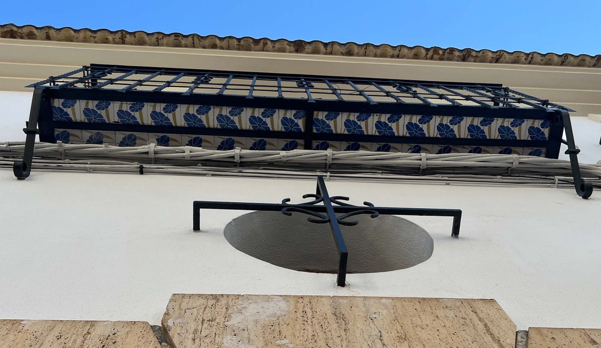 Underwear, plumbing, pills / Ropa interior, fontanería, pastillas